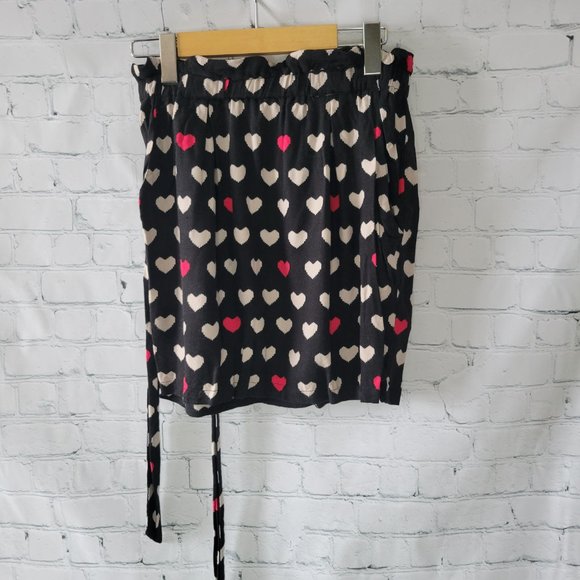 Black mini skirt with hearts print - Picture 2 of 4